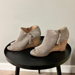 Lucky Brand Gray Wedge Shoes with Open Toe and Stacked Heel